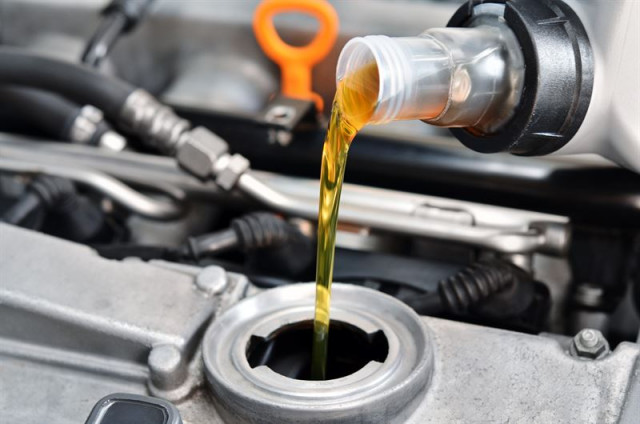 Olej silnikowy do samochodu sportowego - jaki wybrać?