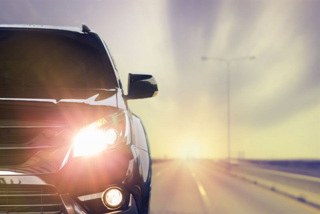 Jak odnowić reflektory samochodowe? Regeneracja lamp w samochodzie