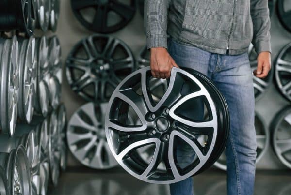 Jak dbać o felgi aluminiowe? Kiedy warto zamienić je na felgi stalowe?