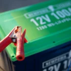 Jak ładować akumulator samochodowy? Kompletny poradnik krok po kroku