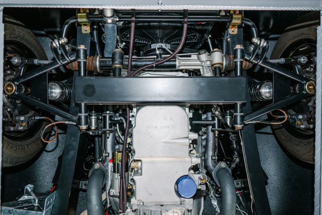 Konstrukcja ta wyeliminowała skomplikowany układ wielowahaczowy na rzecz prostoty.