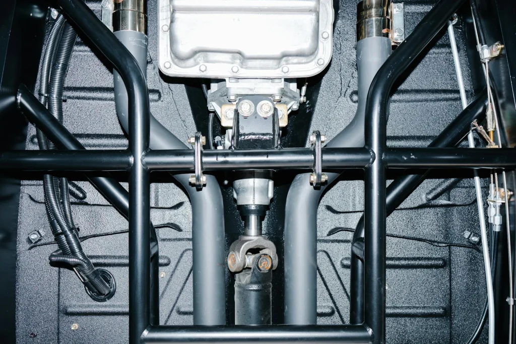 Jest to zdecydowanie najpopularniejszy rodzaj zawieszenia stosowany we współczesnej motoryzacji, łączący w sobie genialną prostotę z efektywnością.