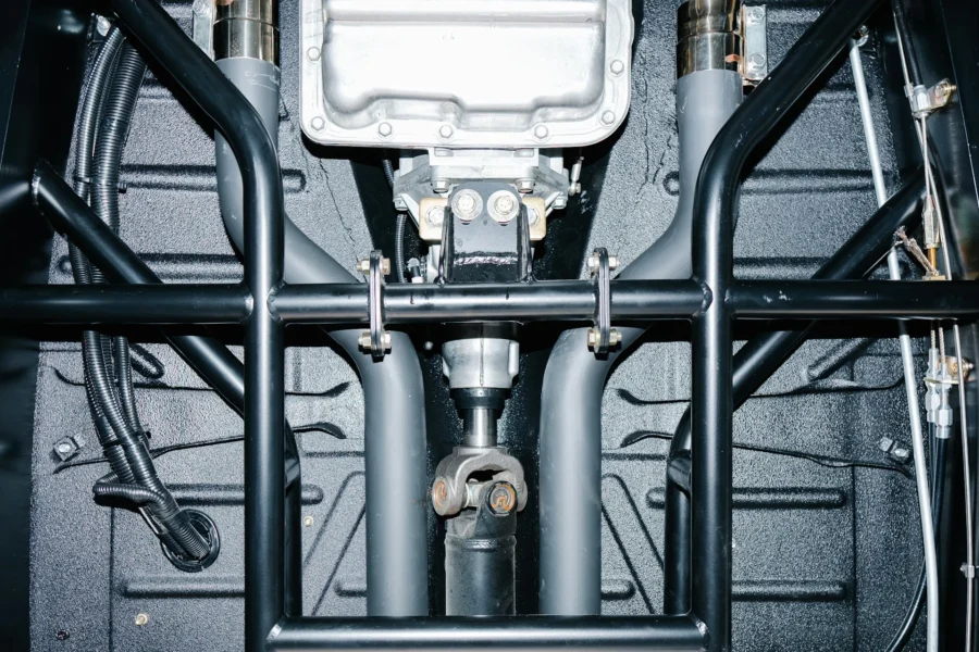 Jest to zdecydowanie najpopularniejszy rodzaj zawieszenia stosowany we współczesnej motoryzacji, łączący w sobie genialną prostotę z efektywnością.