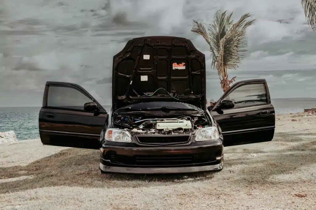 Często problemem jest tzw. złodziej prądu, czyli usterka w instalacji elektrycznej powodująca nadmierny rozładowujący się akumulator na postoju.