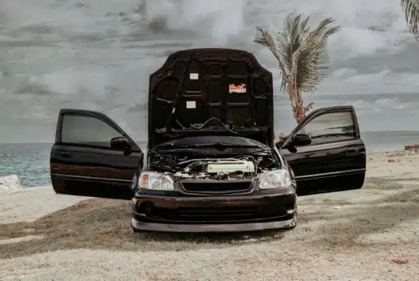 Często problemem jest tzw. złodziej prądu, czyli usterka w instalacji elektrycznej powodująca nadmierny rozładowujący się akumulator na postoju.