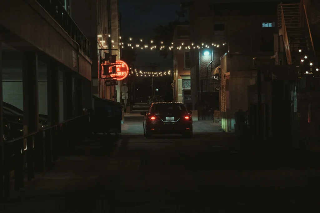 Aby zrozumieć, jak działa hamulec ręczny w swojej klasycznej, mechanicznej formie, musimy prześledzić drogę impulsu od ręki kierowcy aż do kół.