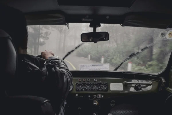 Współczesna motoryzacja dąży do maksymalnej automatyzacji czynności, które odciągają uwagę kierowcy od drogi. Jednym z kluczowych elementów tego trendu jest czujnik deszczu, znany również jako sensor opadów.