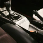 Znany również jako hamulec postojowy lub pomocniczy, stanowi niezależny system, którego rola wykracza daleko poza zwykłe unieruchomienie pojazdu na parkingu.