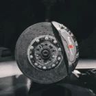 Układ hamulcowy to bezsprzecznie najważniejszy system bezpieczeństwa w każdym pojeździe. Jego sprawność decyduje o tym, czy w sytuacji awaryjnej zatrzymasz się bezpiecznie, czy dojdzie do tragedii.