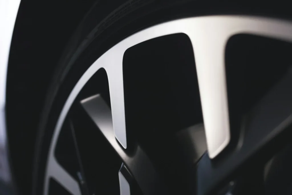 Wielu kierowców zastanawia się, jak sprawdzić klocki hamulcowe bez konieczności podnoszenia samochodu i odkręcania kół.