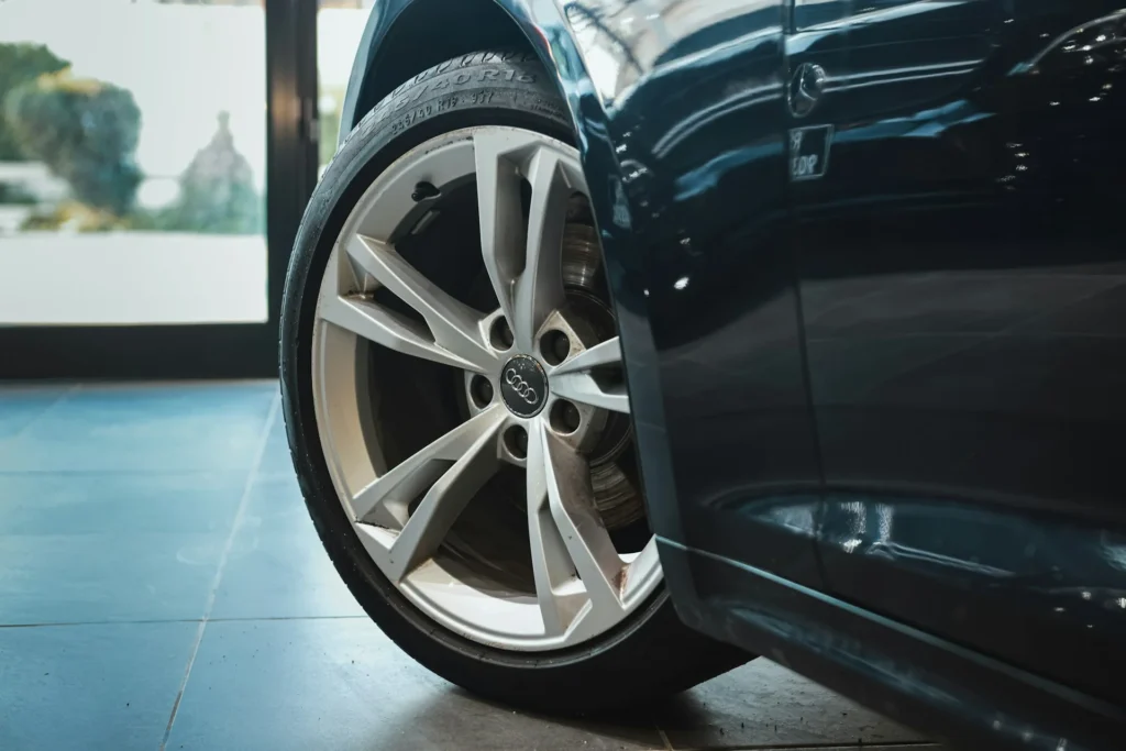 Niestabilne prowadzenie pojazdu, konieczność ciągłego korygowania toru jazdy czy niepokojąco szybkie zużycie bieżnika to sygnały, których żaden kierowca nie powinien ignorować. Często źródłem tych problemów jest rozregulowane zawieszenie.