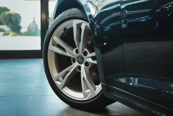 Niestabilne prowadzenie pojazdu, konieczność ciągłego korygowania toru jazdy czy niepokojąco szybkie zużycie bieżnika to sygnały, których żaden kierowca nie powinien ignorować. Często źródłem tych problemów jest rozregulowane zawieszenie.