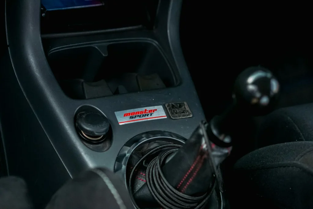 Niedziałająca ładowarka do telefonu w trasie, luźno latający wkład, czy chęć montażu nowoczesnego portu USB – to najczęstsze powody, dla których kierowcy wpisują w wyszukiwarkę frazę: jak wyjąć gniazdo zapalniczki.