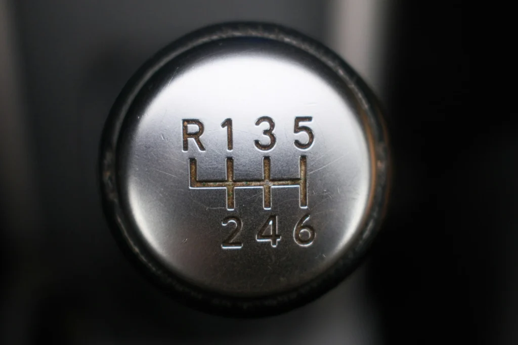 Odpowiedź zależy w dużej mierze od konstrukcji Twojego auta. W modelach wyposażonych w pedał sprzęgła połączony z tarczą za pomocą linki, proces ten jest możliwy do wykonania samodzielnie. Z kolei w nowszych autach dominuje hydraulika, która rządzi się innymi prawami.