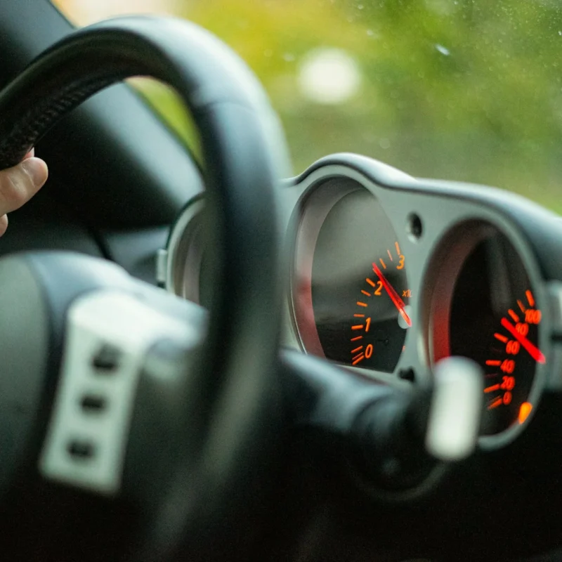 Maglownica to potoczna, choć powszechnie stosowana nazwa elementu technicznego znanego jako przekładnia kierownicza. Jest to absolutnie kluczowy podzespół każdego samochodu, odpowiadający bezpośrednio za bezpieczeństwo jazdy, precyzję prowadzenia oraz komfort podróżowania.