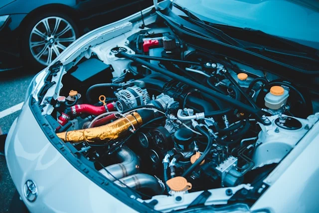 Problem zanieczyszczenia jednostki napędowej nie dotyczy tylko starych, wyeksploatowanych pojazdów. Nagar to twardy nalot (biały lub zielonożółty), który powstaje z resztek niespalonego paliwa i cząstek oleju.