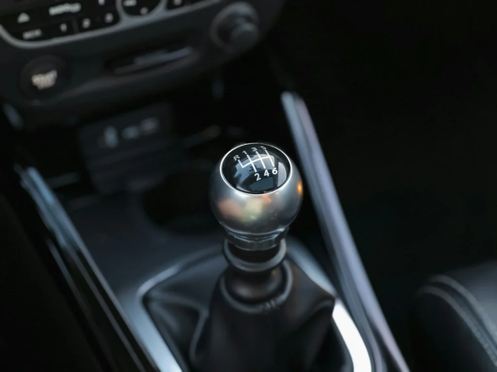 Dla laika odróżnienie awarii sprzęgła od awarii synchronizatora może być trudne, a pomyłka kosztowna. Jak to zweryfikować przed wizytą u mechanika? Kluczowa jest weryfikacja stanu skrzyni w ruchu i na postoju.