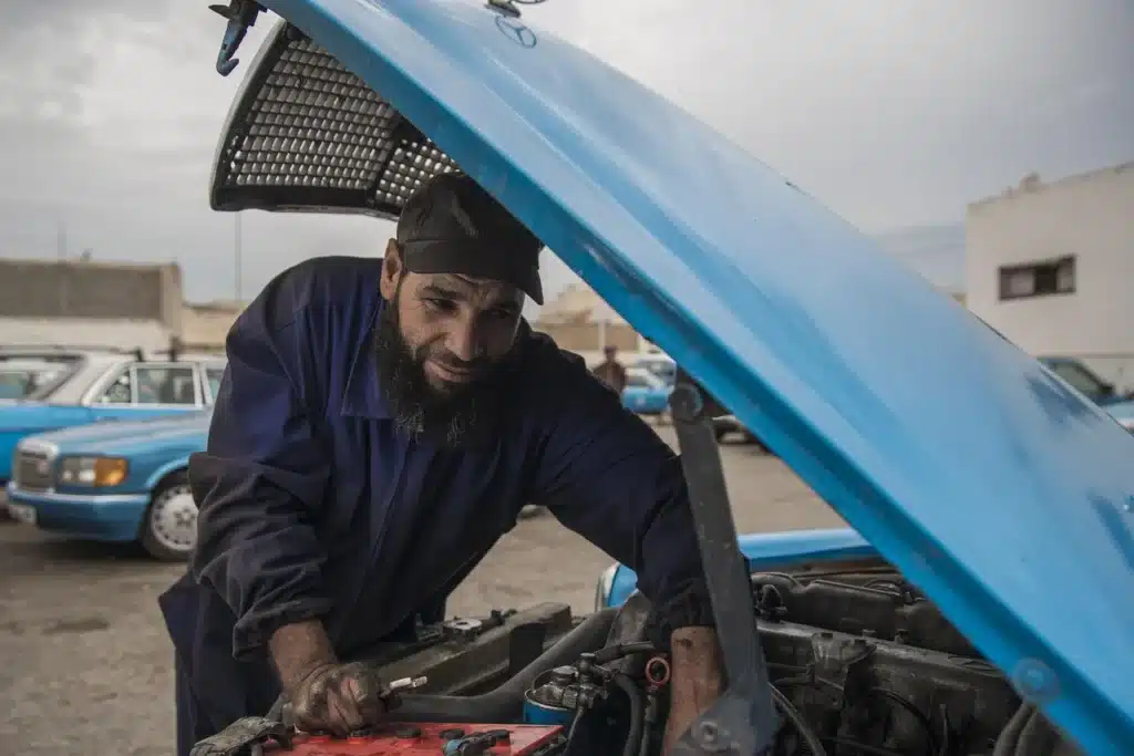 Wielu kierowców myśli, że zalanie płynu kończy sprawę. Nic bardziej mylnego. Powietrze uwięzione w układzie (pęcherzyki powietrza) może blokować przepływ cieczy i fałszować odczyty temperatury, co doprowadzi do ponownego przegrzania.