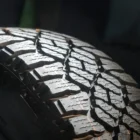 Współczesna motoryzacja, jaką znamy, opiera się niemal w całości na jednym rozwiązaniu technologicznym, jeśli chodzi o ogumienie.