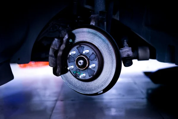 Układ hamulcowy to najważniejszy system bezpieczeństwa w Twoim samochodzie, a jego sercem są tarcze i klocki. Niestety, nawet w codziennym ruchu miejskim, a nie tylko na torze wyścigowym, może dojść do sytuacji, w której przegrzana tarcza hamulcowa przestaje spełniać swoją funkcję.