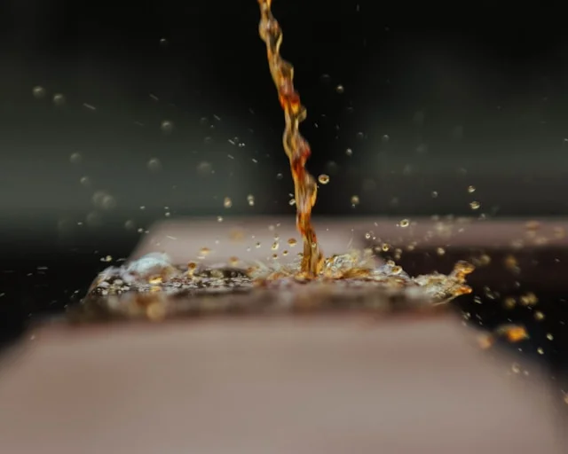 Dobór odpowiedniego płynu jest kluczowy dla zachowania parametrów układu. Klasyfikacja DOT (Department of Transportation) określa właściwości fizykochemiczne cieczy.