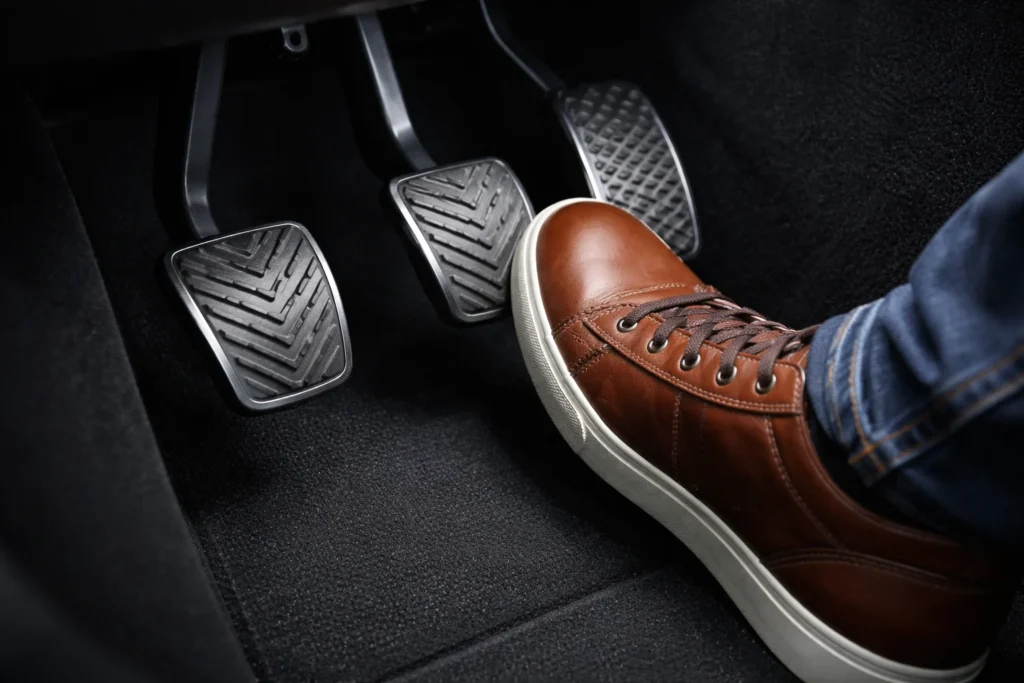 Jeśli masz wrażenie, że moc generowana przez jednostkę napędową „ucieka” gdzieś po drodze i nie trafia na koła, najprawdopodobniej Twoim problemem jest ślizgające się sprzęgło.