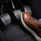 Jeśli masz wrażenie, że moc generowana przez jednostkę napędową „ucieka” gdzieś po drodze i nie trafia na koła, najprawdopodobniej Twoim problemem jest ślizgające się sprzęgło.