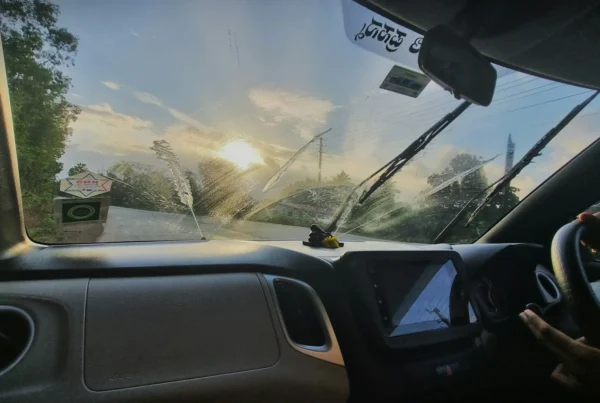 Problem z pompką spryskiwacza może objawiać się na różne sposoby – od całkowitej ciszy po naciśnięciu manetki, aż po pracę silniczka bez efektu w postaci strumienia płynu.