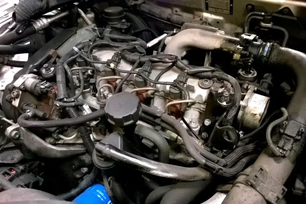 Diagnostyka jest kluczowa, ponieważ podobne symptomy mogą dawać inne podzespoły (np. pompa wody czy zapowietrzony układ).