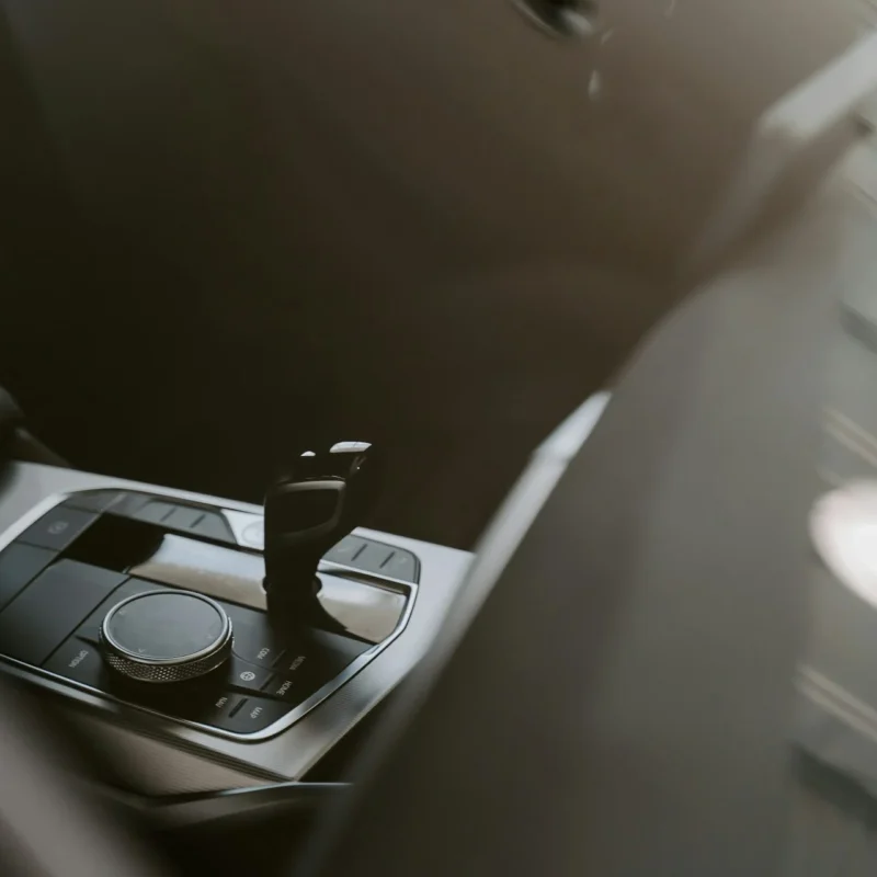 Słyszysz niepokojące, metaliczne dźwięki podczas zmiany biegu, a lewarek stawia niespodziewany opór? To sytuacja, której żaden kierowca nie powinien ignorować.