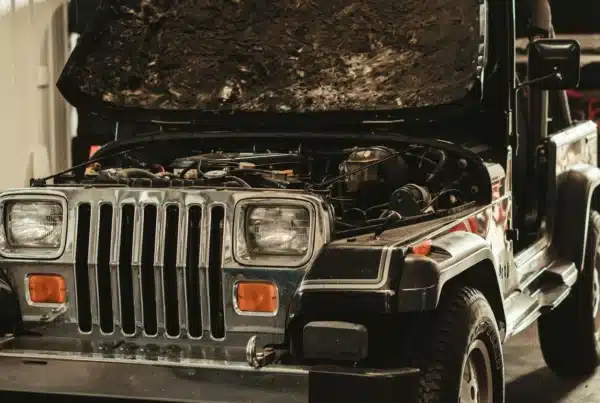 Problemy z układem ładowania potrafią być mylące, a ich zbagatelizowanie grozi uszkodzeniem drogiej elektroniki pokładowej. W tym poradniku wyjaśnimy, jakie objawy dokładnie daje regulator napięcia, jak odróżnić je od awarii akumulatora oraz przeprowadzimy Cię przez proces diagnostyki multimetrem krok po kroku.