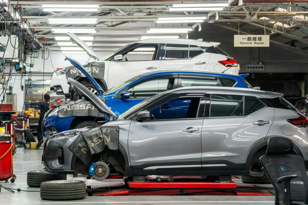 W przypadku stwierdzenia usterki, wielu kierowców zastanawia się: naprawiać czy wymieniać? W przypadku nowoczesnych chłodnic aluminiowo-plastikowych, lutowanie czy klejenie jest rozwiązaniem doraźnym i często nieskutecznym.