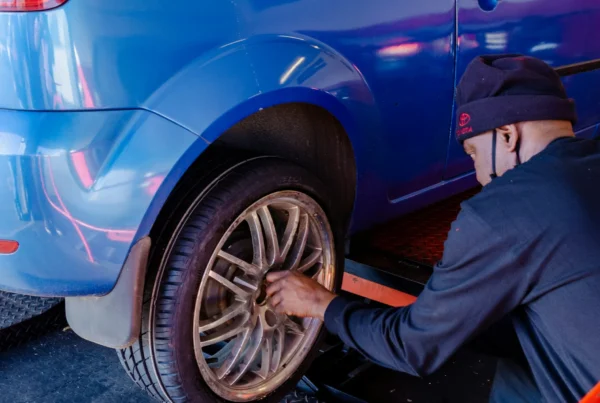 Złapanie "gumy" to sytuacja, która prędzej czy później spotka każdego kierowcę. Najechanie na dziurę, zbyt wysoki krawężnik czy ostry przedmiot na jezdni może w ułamku sekundy unieruchomić pojazd.