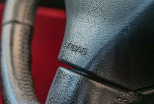 Współczesne systemy bezpieczeństwa biernego to nie tylko worki napełniane gazem, ale skomplikowana sieć czujników, sterowników i ładunków pirotechnicznych. Wymiana poduszek powietrznych to proces, który nie wybacza błędów – od poprawności montażu zależy życie kierowcy i pasażerów w krytycznym ułamku sekundy.