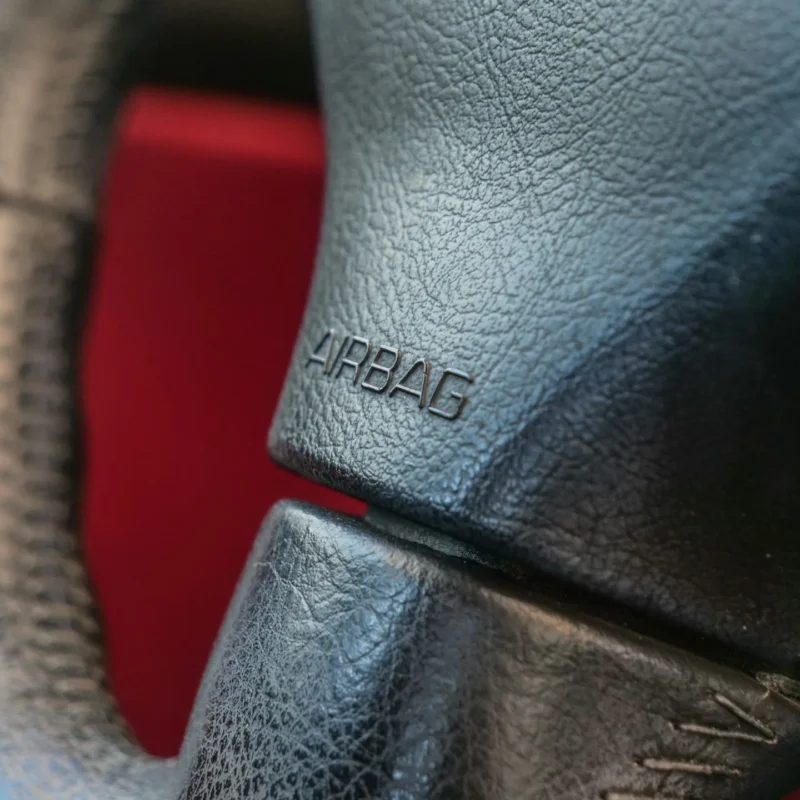 Współczesne systemy bezpieczeństwa biernego to nie tylko worki napełniane gazem, ale skomplikowana sieć czujników, sterowników i ładunków pirotechnicznych. Wymiana poduszek powietrznych to proces, który nie wybacza błędów – od poprawności montażu zależy życie kierowcy i pasażerów w krytycznym ułamku sekundy.