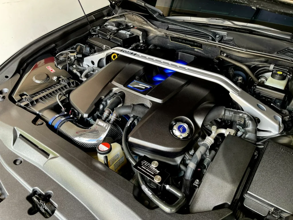 Wielu kierowców traktuje silnik swojego samochodu jako oczywistość – dopóki działa, nie zastanawiamy się nad skomplikowanymi procesami zachodzącymi pod maską. Jednak każda jednostka napędowa to w rzeczywistości "tykająca bomba" cieplna, która bez odpowiedniej kontroli uległaby samozniszczeniu w ciągu kilku minut.