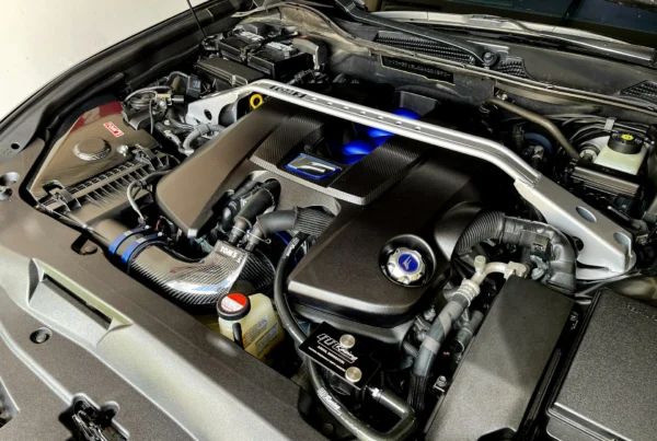 Wielu kierowców traktuje silnik swojego samochodu jako oczywistość – dopóki działa, nie zastanawiamy się nad skomplikowanymi procesami zachodzącymi pod maską. Jednak każda jednostka napędowa to w rzeczywistości "tykająca bomba" cieplna, która bez odpowiedniej kontroli uległaby samozniszczeniu w ciągu kilku minut.