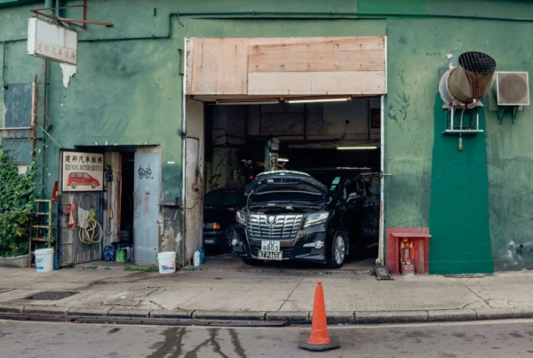 Układ chłodzenia to bez wątpienia "układ krwionośny" każdego silnika spalinowego. Jego zadaniem jest utrzymanie jednostki napędowej w optymalnym zakresie temperatur (zazwyczaj 90–100°C), co zapewnia wydajność i trwałość podzespołów.