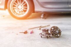 Jakie są najczęstsze przyczyny zużycia i uszkodzeń piast i łożysk kół w samochodzie?