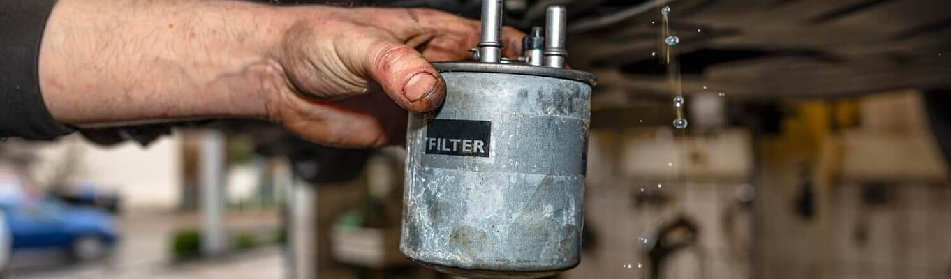 Jakie są najczęstsze błędy popełniane podczas wymiany filtra paliwa?