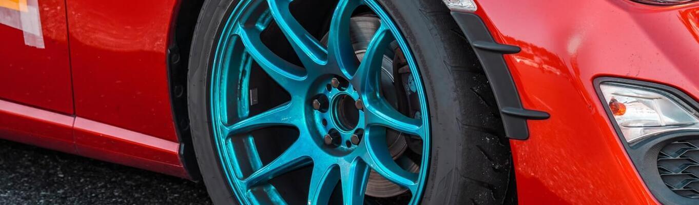 Do czego służy guma w sprayu? Jak z jej pomocą przemalować felgi w swoim aucie?