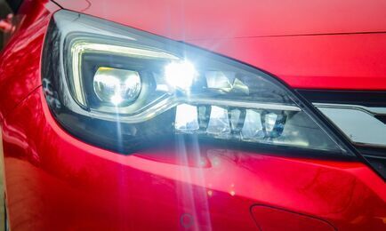 Lampy LED podbijają rynek motoryzacyjny. Jak wyglądają w porównaniu z tradycyjnymi żarówkami samochodowymi?