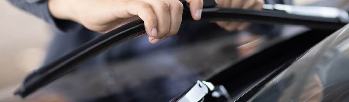 Jak wymienić ramiona wycieraczek w samochodzie?