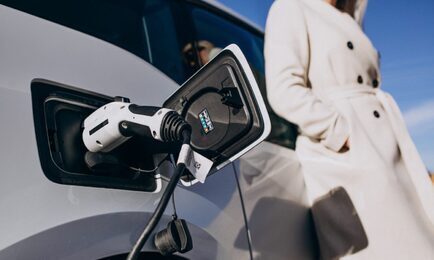 Akcyza na samochody elektryczne w 2023 r. Ile wynosi, czy da się ominąć?