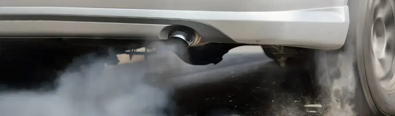 Samochód dymi na czarno. Co to oznacza? Co zrobić, gdy z wydechu leci czarny dym?
