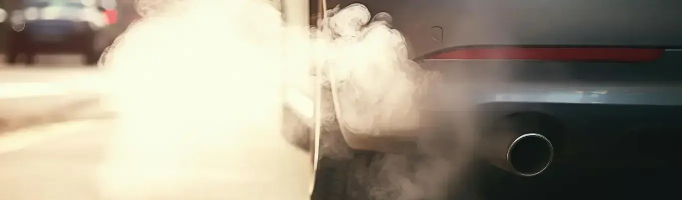 Samochód dymi na biało. Co to oznacza? Co zrobić, gdy z wydechu leci biały dym?