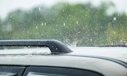 Jak ochronić auto przed gradem? Jak radzić sobie ze skutkami ewentualnych uszkodzeń i czy warto kupować samochodu po gradobiciu?