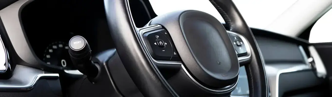 Renowacja kierownicy samochodowej. Naprawa, obszycie czy pokrowiec?