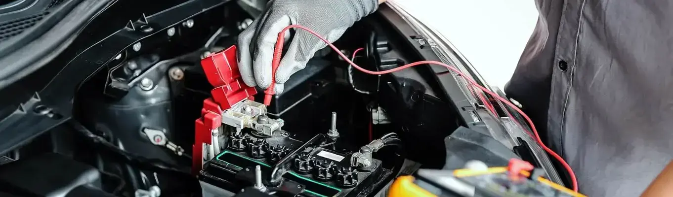 Jak sprawdzić akumulator i alternator miernikiem - multimetrem?