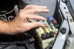 Bezpieczniki BMW 3 E46 (1998-2007). Gdzie znajdują się skrzynki, jak wymienić bezpieczniki?